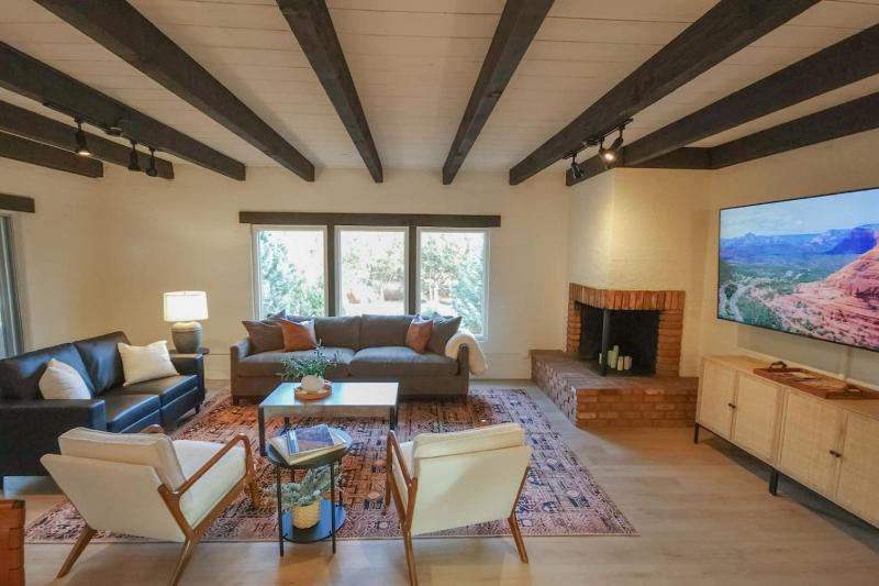 Sedona Oasis Luxe Home with Views Hot Tub and More - image 23