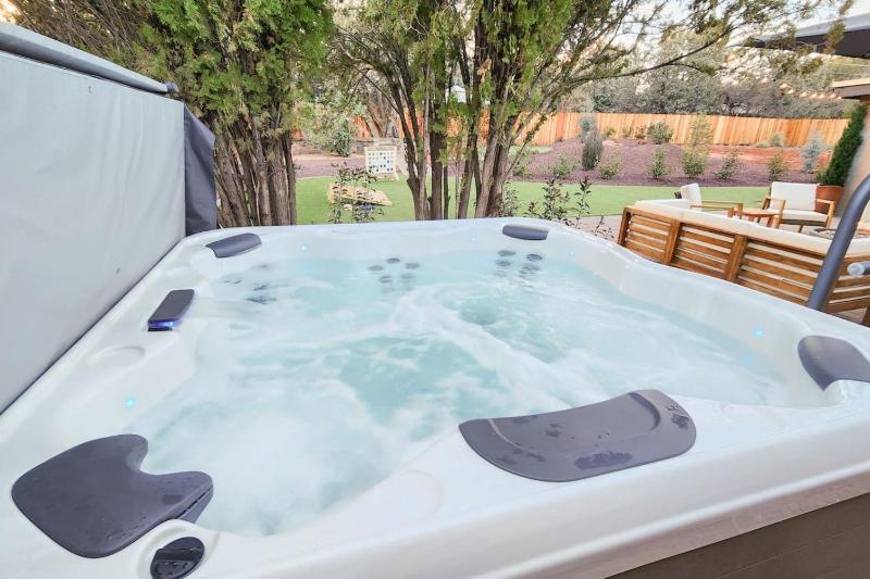 Sedona Oasis Luxe Home with Views Hot Tub and More - image 8