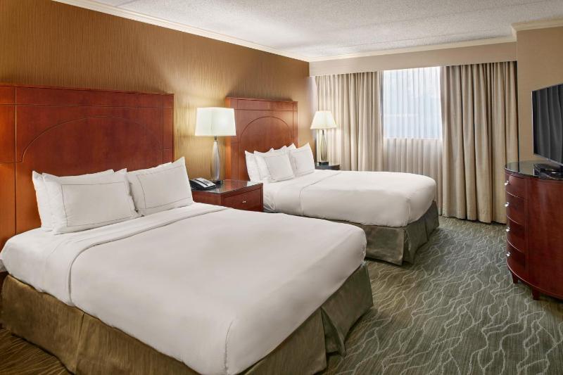 Queen Suite with Two Queen Beds image 2