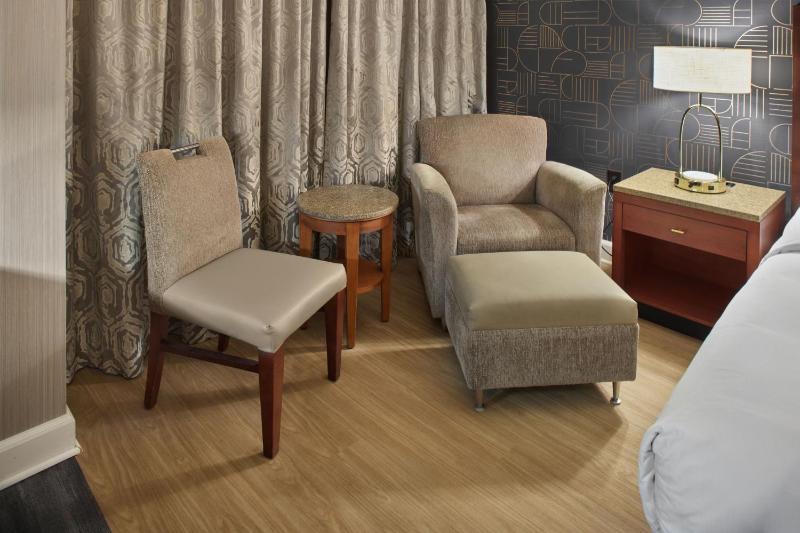 Deluxe King Room image 4