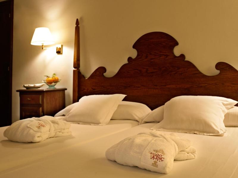 Double or Twin Room image 4