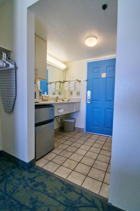 Standard King Room image 2
