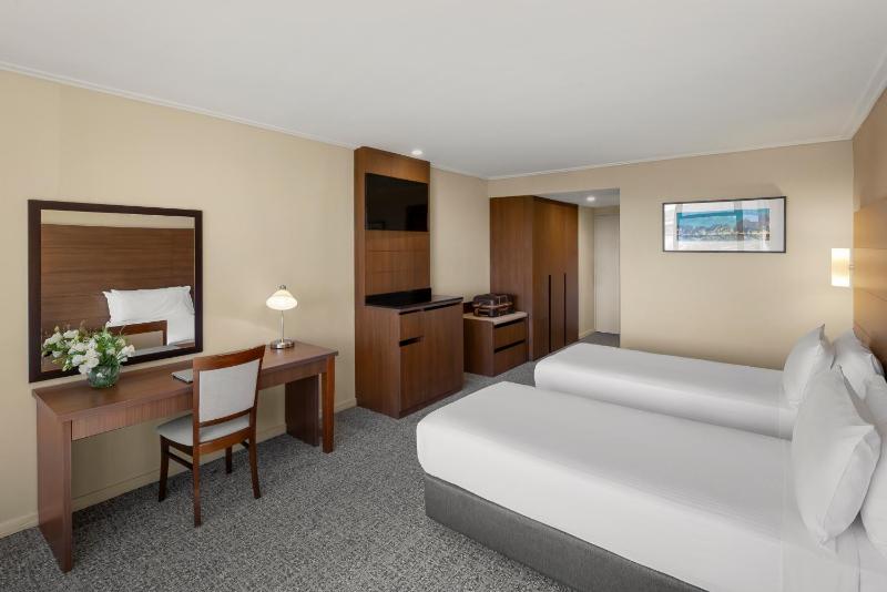 Deluxe King Room with City Side image 3