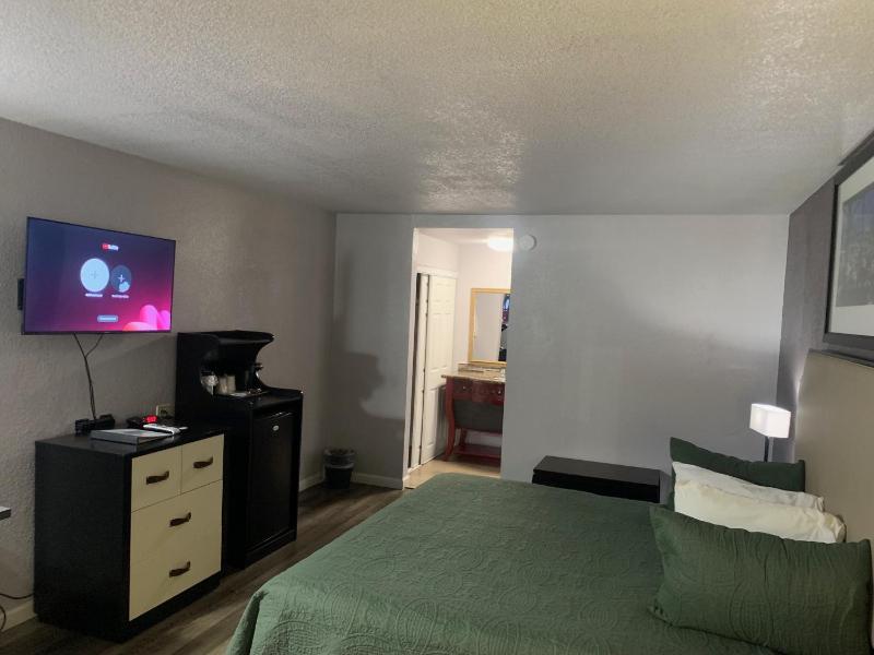 Deluxe King Room image 2