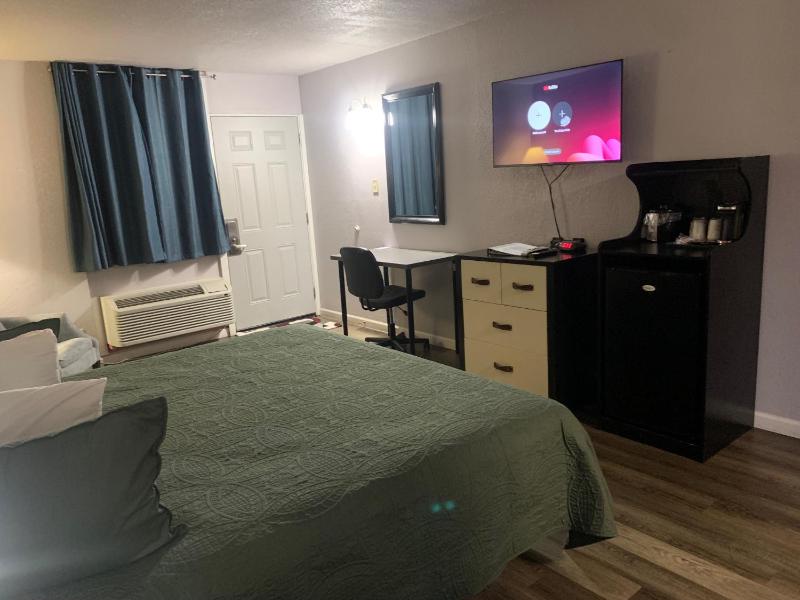 Deluxe King Room image 3