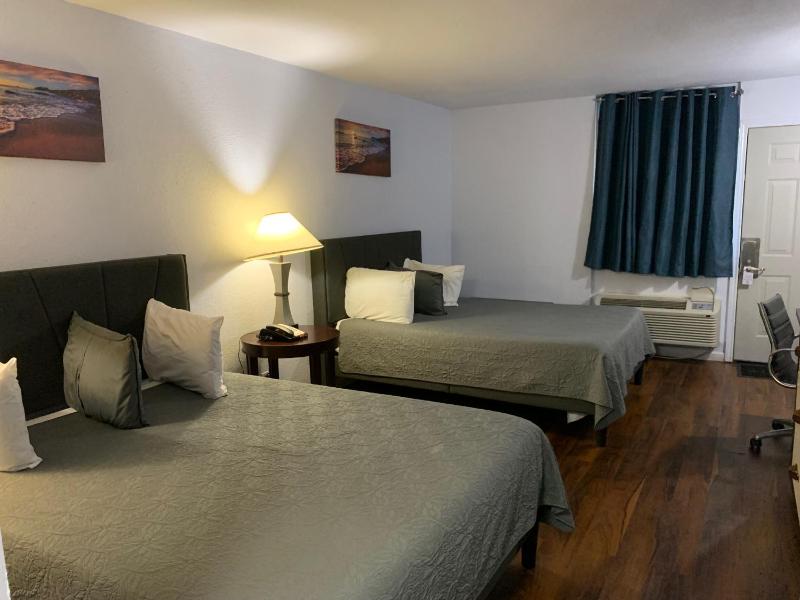 Supreme Queen Room with Two Queen Beds image 2