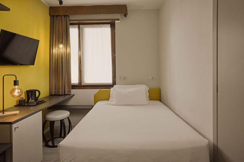 Single Room image 3