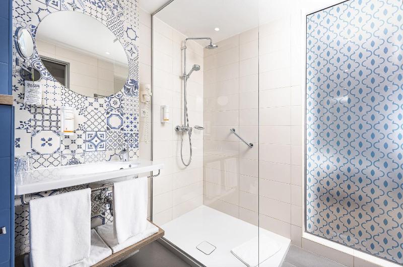 Premium Double Room with Balcony image 2