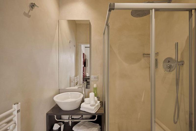 Standard Double Room image 3