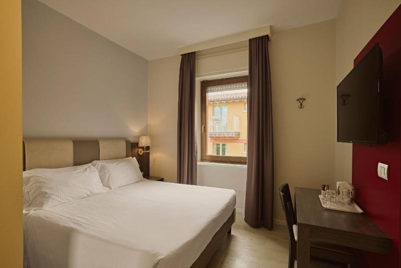 Standard Double Room image 2