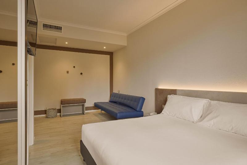 Triple Room (2 Adults + 1 Child) image 3