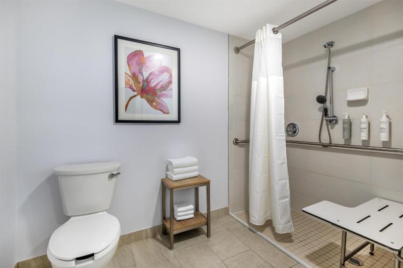 Double Room with Two Double Beds and Roll-In Shower - Mobility and Hearing Access image 3