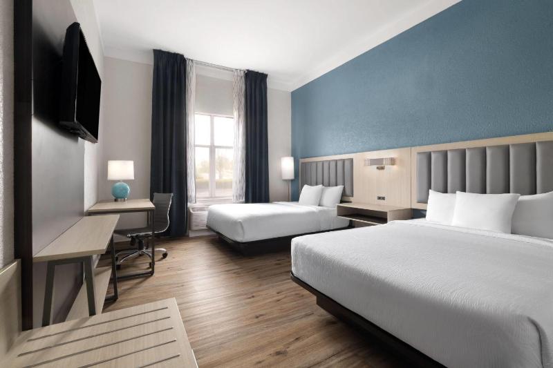 Queen Room with Two Queen Beds, Mobility and Hearing Access and Tub with Grab Bars, Non-Smoking image 3