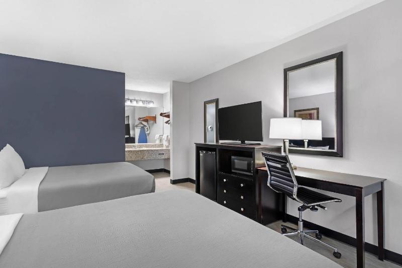 Queen Room with Two Queen Beds - Smoking image 4