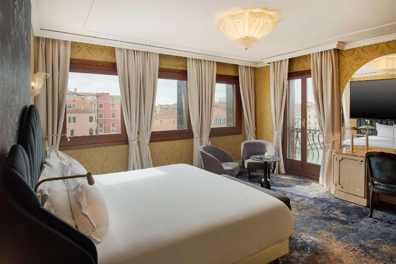 Premium Double or Twin Room with Canal View image 4