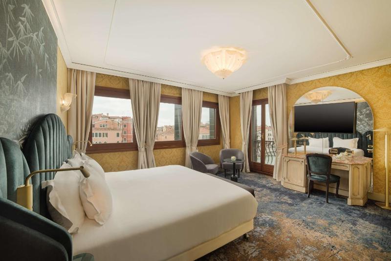 Premium Double or Twin Room with Canal View image 3