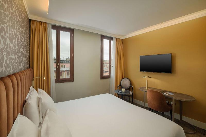 Premium Twin Room image 3