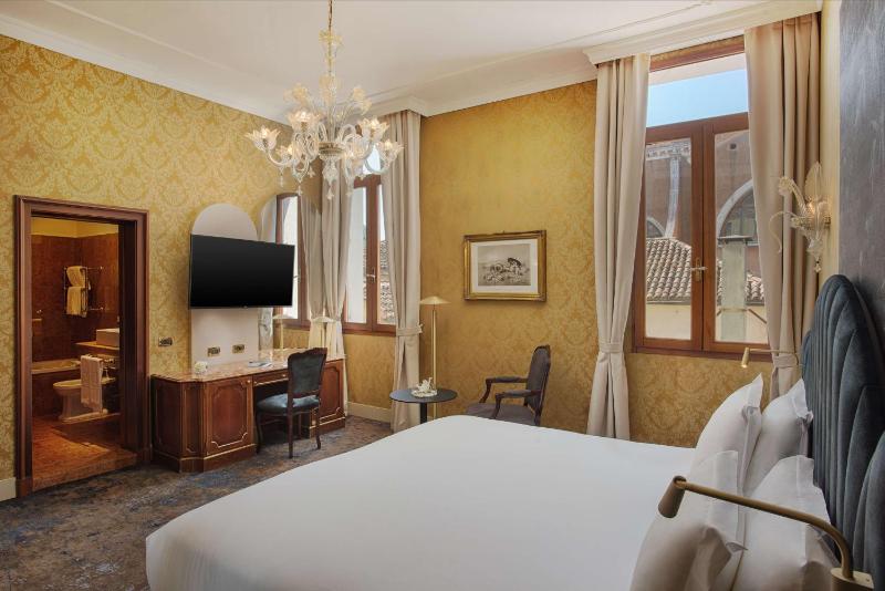 Premium Twin Room image 4