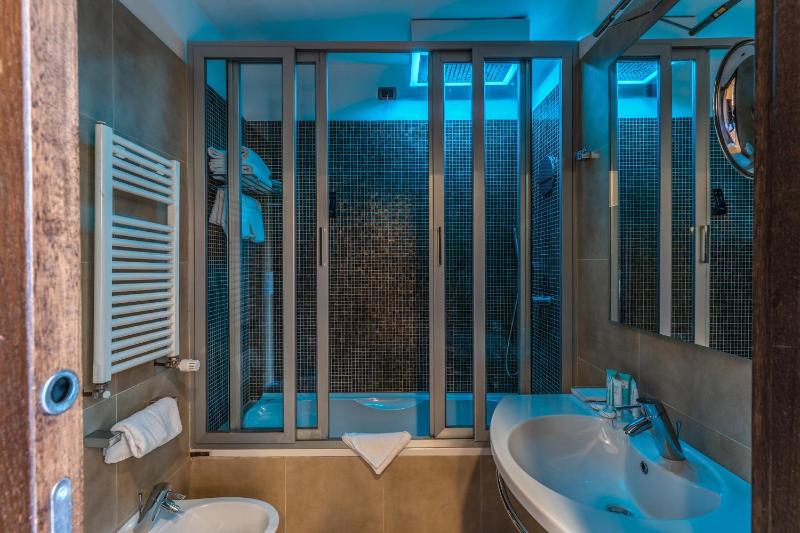 Deluxe Double Room image 2