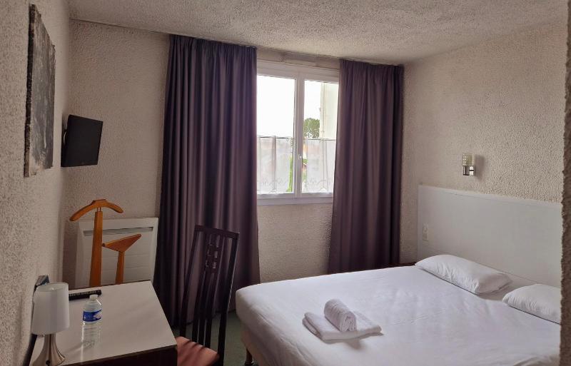 Standard Double Room image 4
