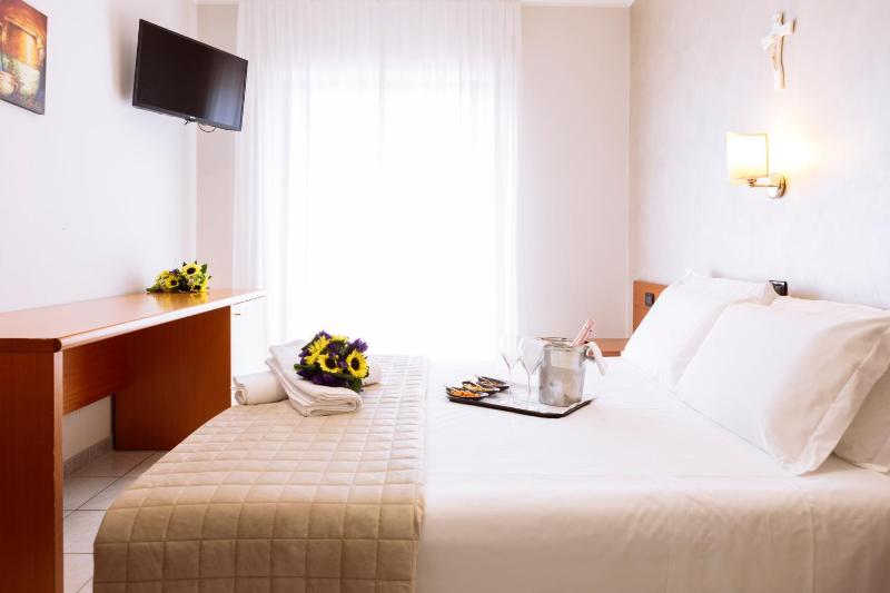 Double or Twin Room image 3