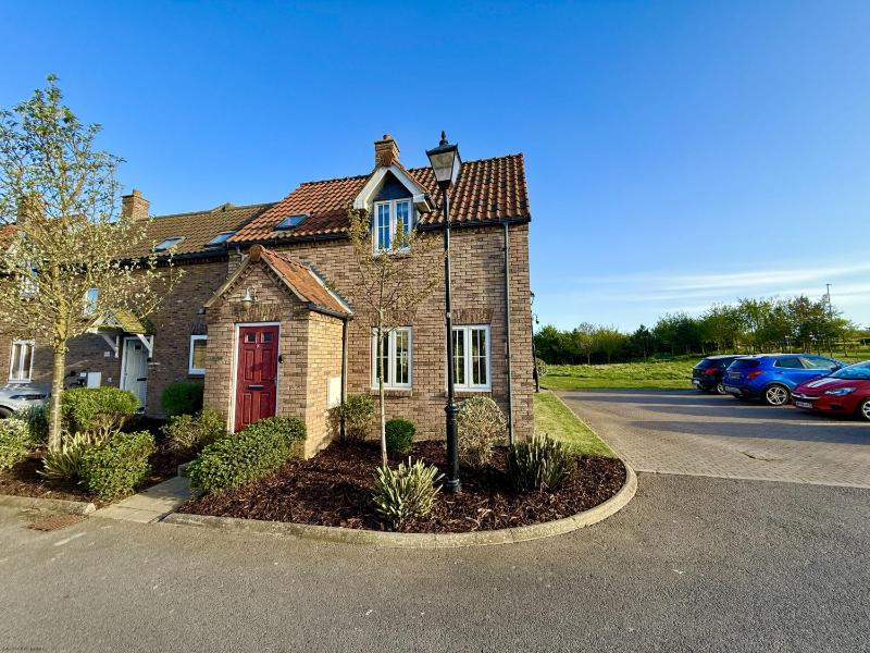 Bay Dream - Part of the The Bay Filey Holiday Village with pool gym and direct beach access pub restaurant tennis and meadows walks - image 11