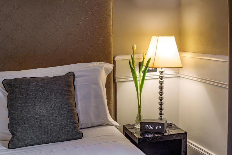 Classic Double Room image 3