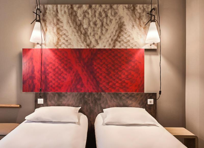Standard Twin Room image 2