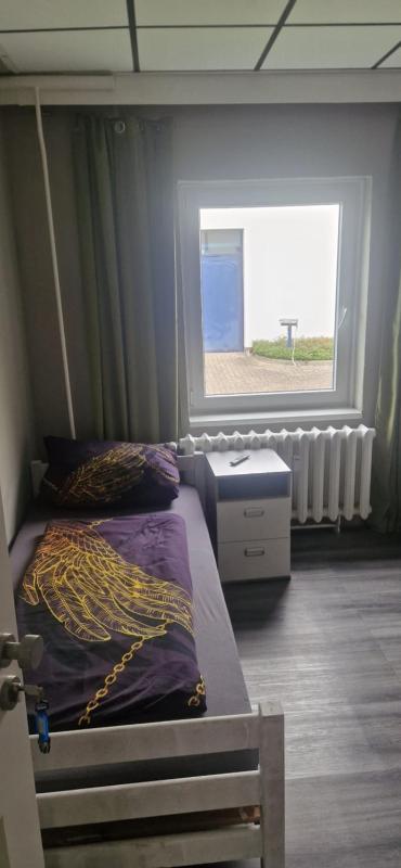 Single Room with Shared Shower and Toilet image 1