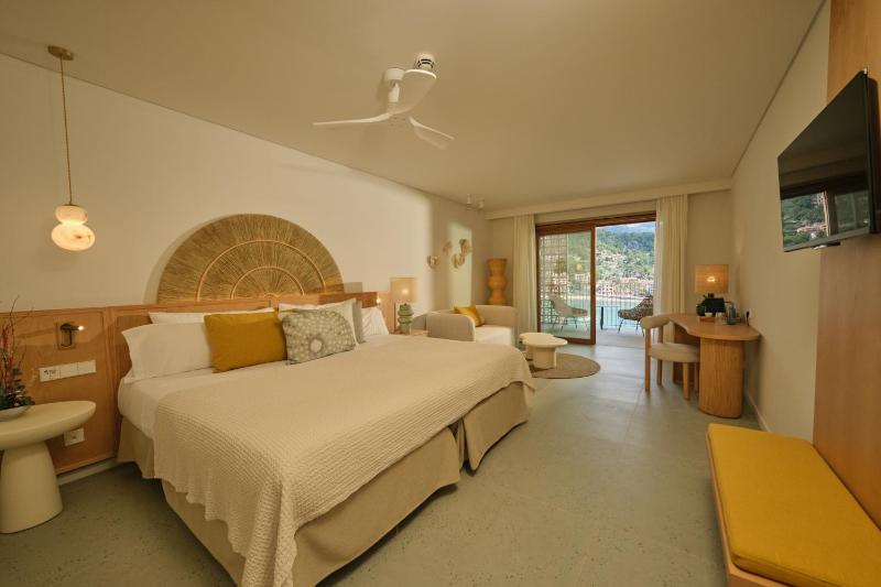 Deluxe Double Room with Sea View image 3