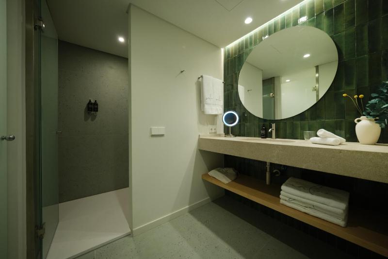 Deluxe Double Room with Sea View image 4
