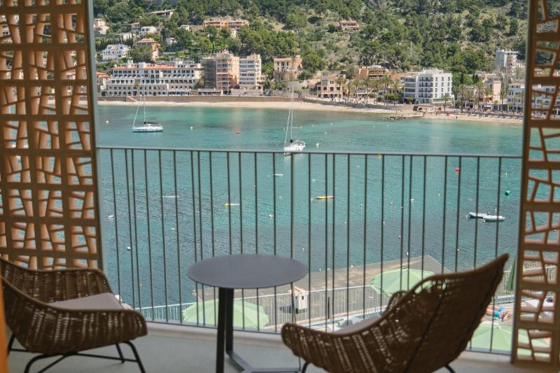 Deluxe Double Room with Sea View image 1