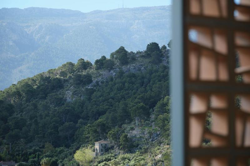 Deluxe Room with Mountain View image 2