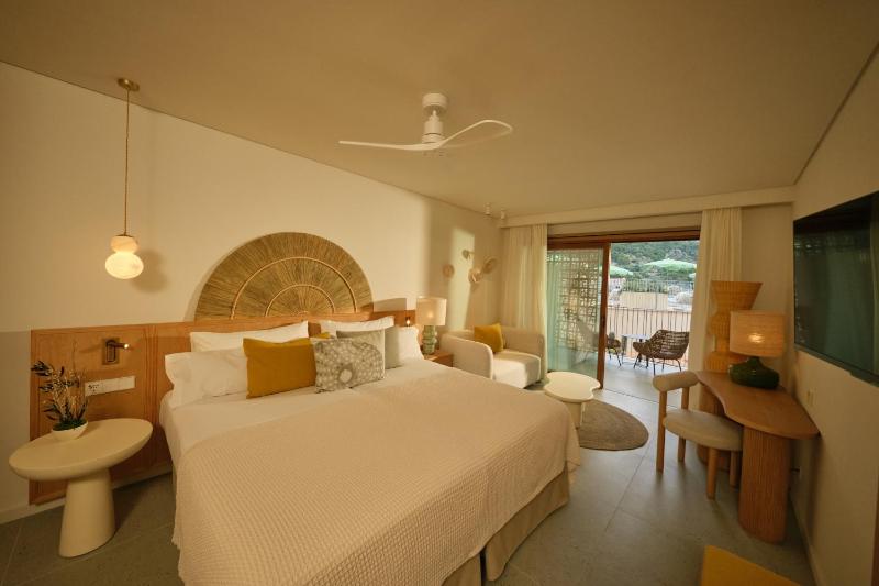 Deluxe Room with Mountain View image 1