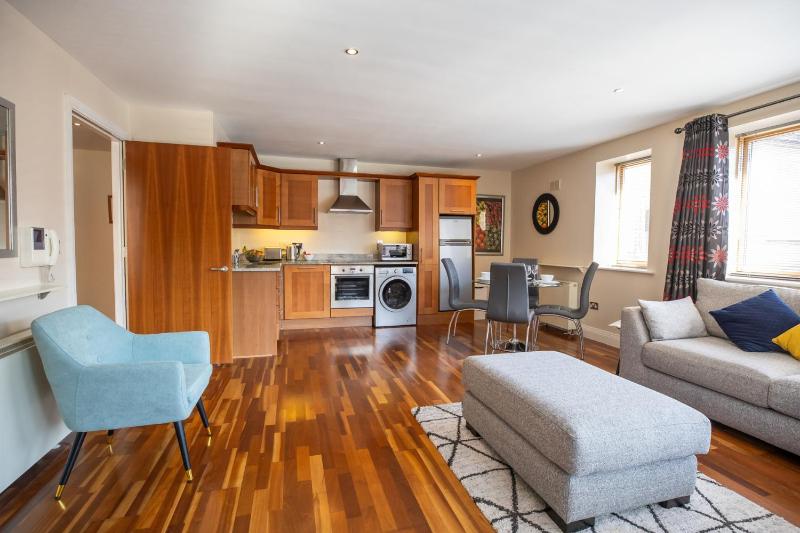 Georgian Square Apartments - image 2