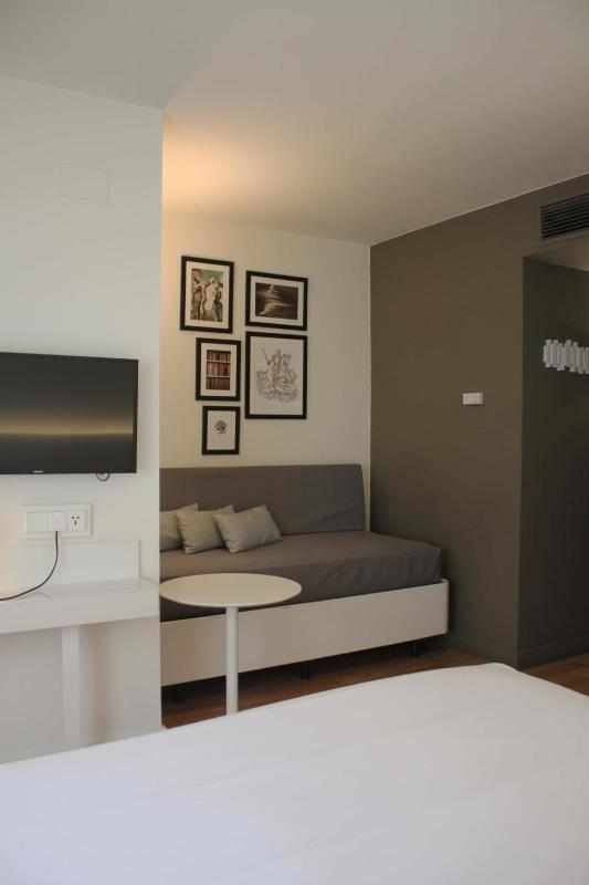 Pol & Grace Hotel - image 12