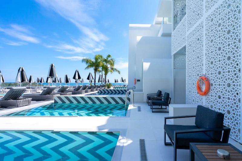 Deluxe Double Room with Private Pool image 3