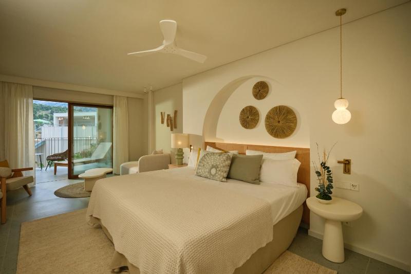 Junior Suite with Mountain View image 2