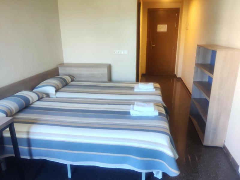 Economy Twin Room image 3