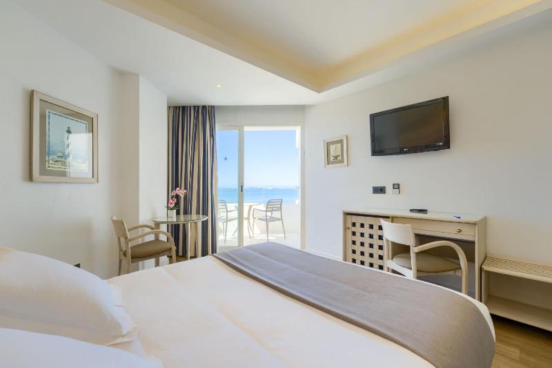 Double or Twin Room with Sea View image 3