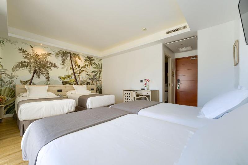 Family Room (2 Adults + 2 Children) image 4