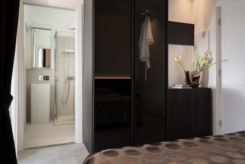 Standard Double or Twin Room with Side Sea View image 1