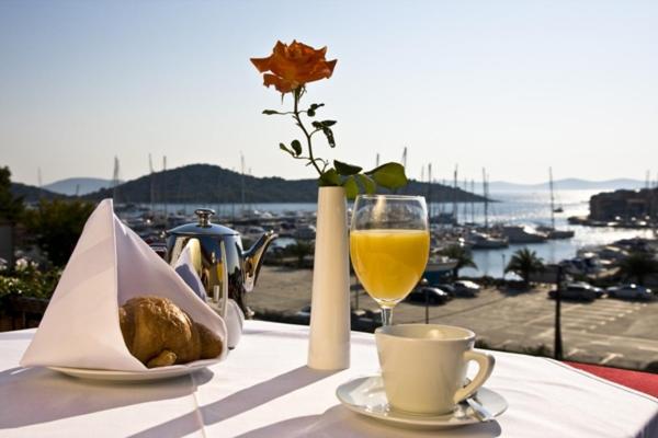 Superior Double or Twin Room with Sea View image 2