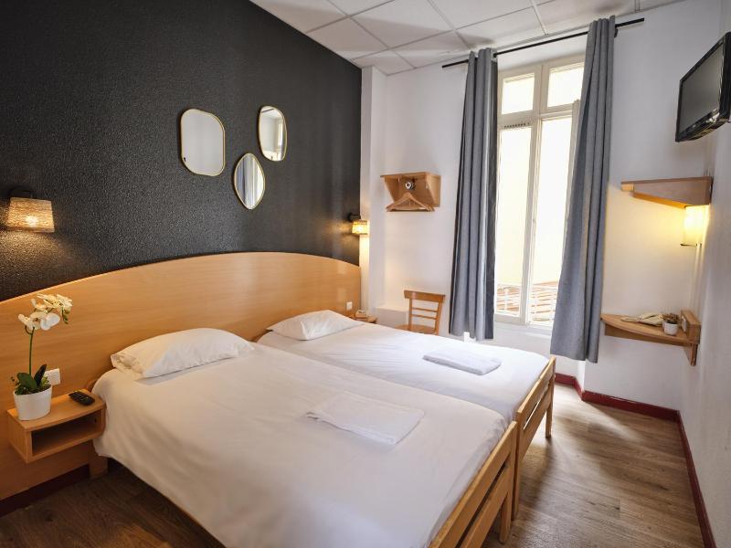 Twin Room image 3