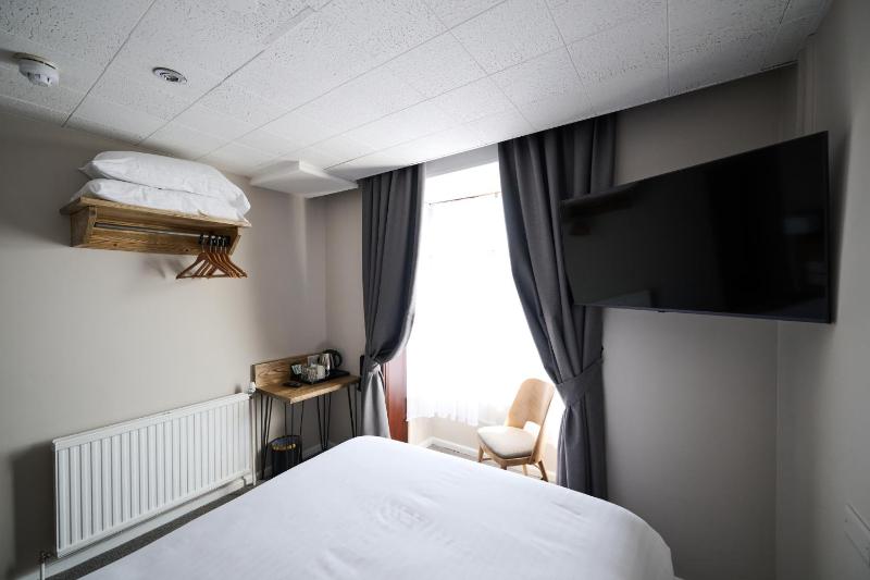 Budget Double Room image 3