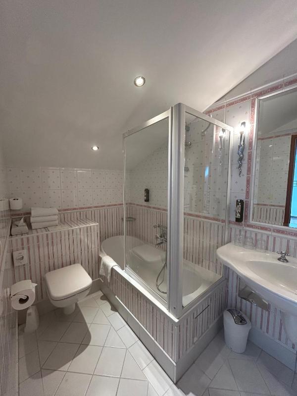 Classic Double Room image 3