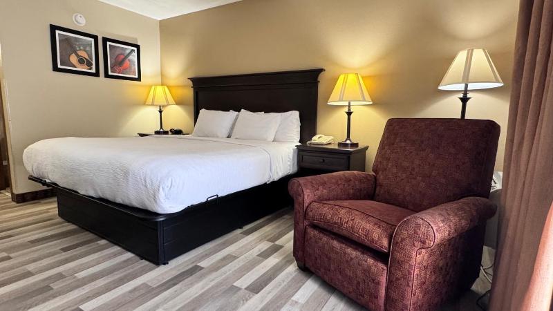 King Room with Roll-In Shower - Accessible/Non-Smoking image 1