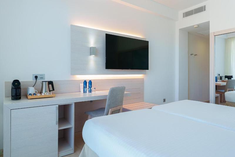 Double Room with Sea View image 4