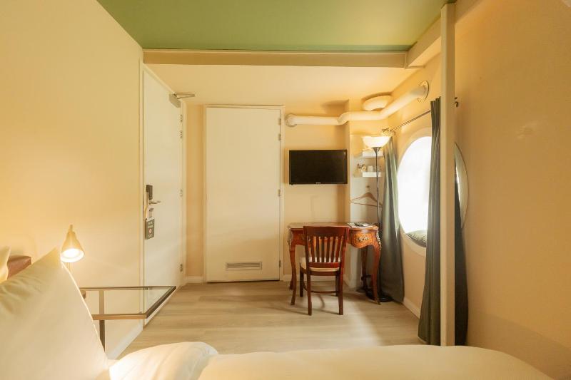 Junior Double Room image 1