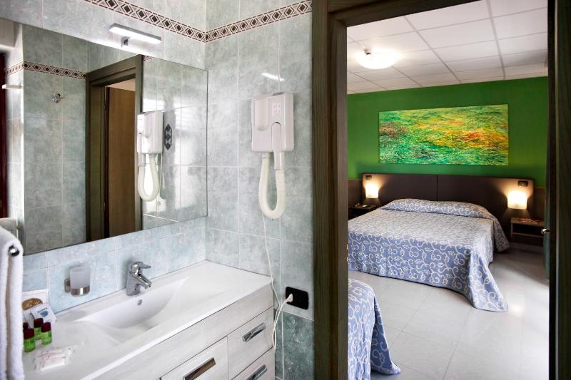 Double Room with Balcony and Sea View image 3